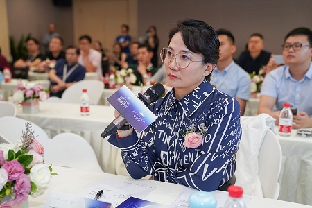 重庆美莱整形副院长王继红主持会议